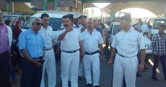 أمن الإسكندرية يشن حملة لإزالة تعديات وإشغالات بالموقف الجديد