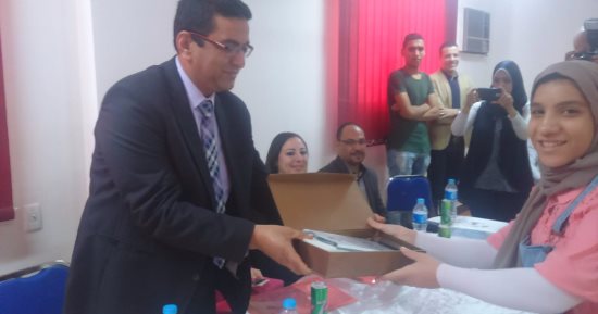 رئيس حى المرج يكرم عددا من شباب المنطقة بعد تأهيلهم لسوق العمل