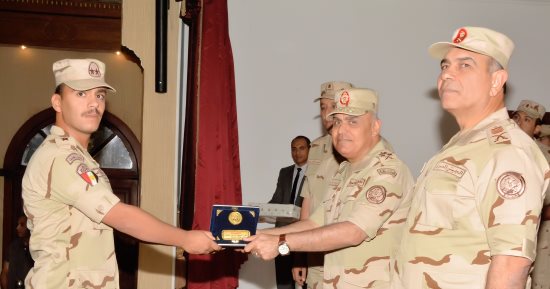 وزير الدفاع يلتقى ضباط وصف وجنود القوات المسلحة بالمنطقة المركزية