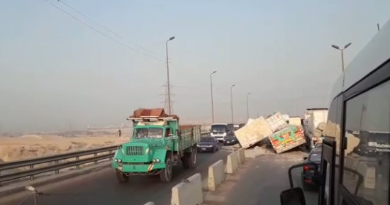 مصرع طفل وإصابة عمه في انقلاب سيارة بالفيوم