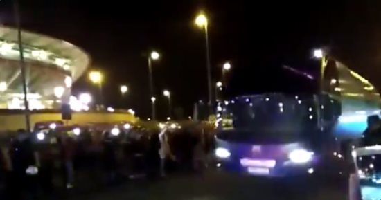 شاهد.. جماهير مورسيا تستقبل حافلة برشلونة بالشتائم