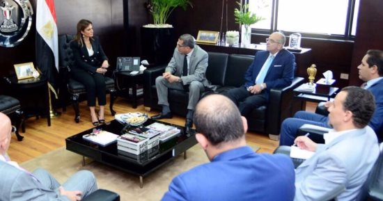 سحر نصر تبحث مع مجلس الصناعات النسيجية تطوير المنطقة الحرة بالمنيا