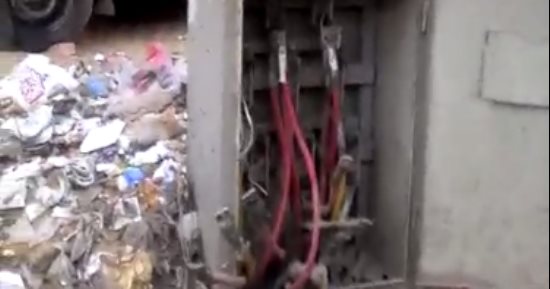 كابلات كهربائية مكشوفة بشارع جسر الكنيسة فى المنيب والأهالى يستغيثون