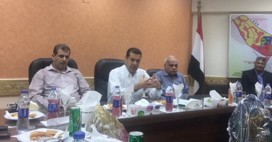 بالصور.. محافظ أسيوط يعقد اجتماعا لاستعراض المشروعات بمدينة أسيوط الجديدة