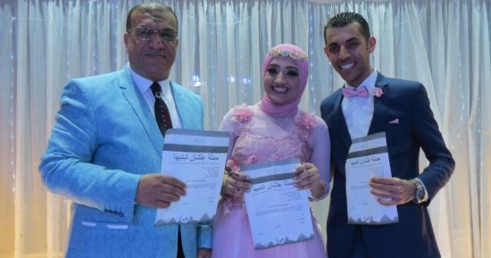 عروسان يحتفلان بخطبتهما فى أسوان بتوقيع استمارة "علشان تبنيها" لدعم الرئيس