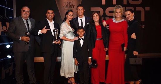 كريستيانو رونالدو يحتفل مع العائلة بلقب الأفضل فى العالم