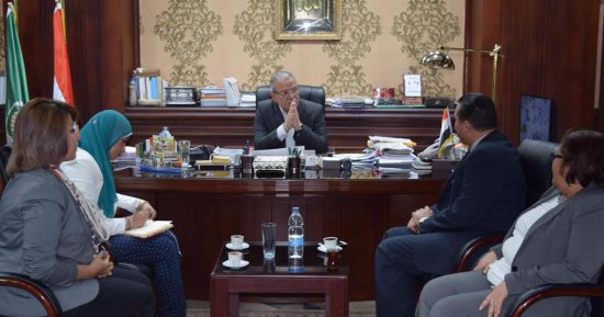 محافظ المنيا يبحث مع وفد التنمية المحلية خطة محو الأمية ومواجهة البطالة