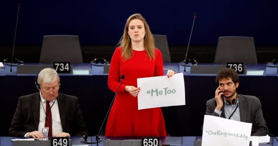بالصور.. نائبات البرلمان الأوروبى يتضامنون مع حملة "me too"ضد التحرش الجنسى