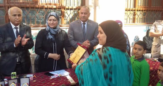 بالصور .. سكرتير مساعد بنى سويف يكرم أسرة شهيد فى احتفالات مدرسة بذكرى أكتوبر
