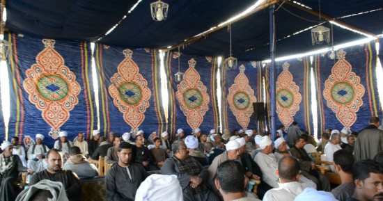 بالصور.. جلسة صلح بين عائلتين بسوهاج بحضور مدير الأمن