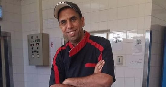 بالصور شيف أقصرى يحترف نحت صور الشخصيات العامة على البطيخ 