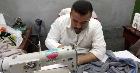 محمد يتحدى إعاقته ويعمل ترزى ويتمنى وظيفة حكومية مستقرة