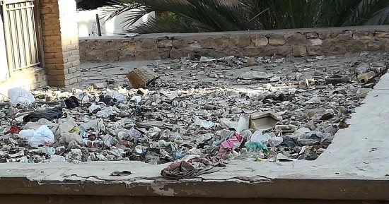 اضبط مخالفة.. القمامة والمخلفات تحتل سطح مخزن كتب مديرية التعليم ببنى سويف