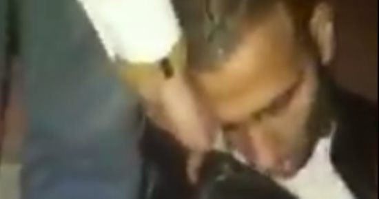 بالفيديو.. "علقة سخنة" لسارقى هاتف فتاة بالإسكندرية قبل تسليمهما للشرطة