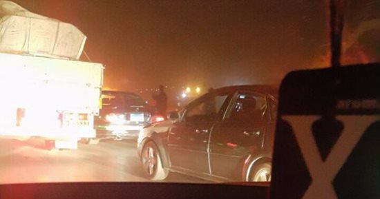 بالصور .. قارئة ترصد احتراق سيارة ربع نقل على طريق الإسماعيلية الصحراوى
