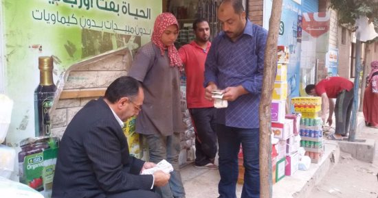 رئيس مدينة كفر شكر يشترى مستلزمات كشك للطفلة "جامعة القمامة"