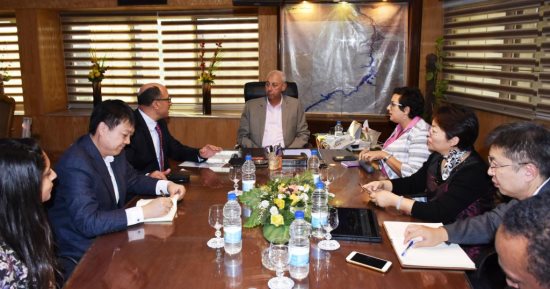 بالصور ..شركة صينية تعرض مشروع ركاب صديق للبيئة بأسوان