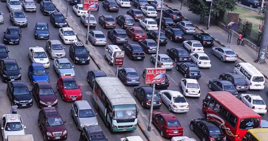 زحام مرورى خلف النادى الأهلى بمدينة نصر بسبب كسر ماسورة مياه 