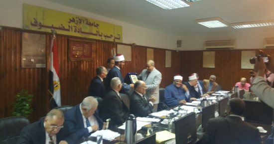 مجلس جامعة الأزهر يكرم الطالب الفائز بالمركز الثانى بمسابقة تحدى القراءة