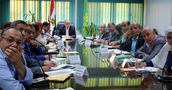 محافظ القليوبية يناقش خطة إحلال وتجديد مشروعات المياه والصرف الصحى