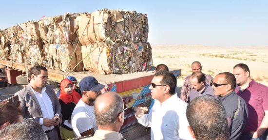 بالصور ..محافظ أسيوط يضبط سيارة نقل مخالفة محملة بمفروزات القمامة