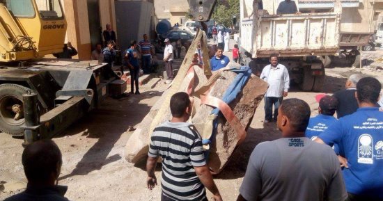 سقوط تاج العمود الأثرى أثناء رفعه على سيارة بالغربية