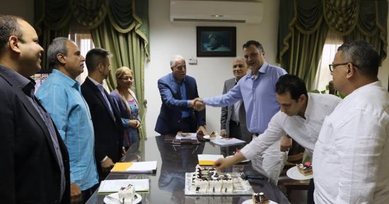 محافظ جنوب سيناء يعتذر لأحد مستثمرى شرم الشيخ بسبب بطئ إجراءات الترخيص