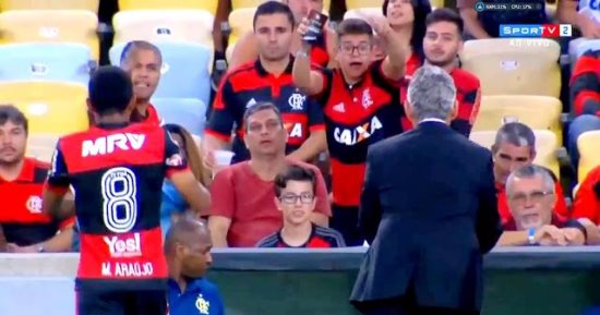 بالفيديو.. مشجع برازيلى يرفض تبديل لاعب بطريقة كوميدية