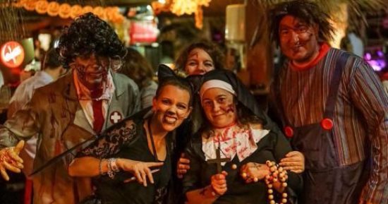 "31 أكتوبر حكاية هلع".. 5 حقائق لا تعرفها عن احتفالات الهالوين.. تعود جذوره إلى أيرلندا.. والجماجم والعناكب والأقنعة المخيفة تغزو شوارع أوروبا وأمريكا.. وتطبيقات وألعاب على هواتف الأطفال تمجيدا لـ"يوم الرعب"