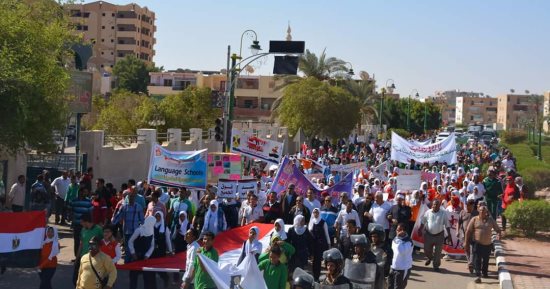 سكرتير عام الوادى الجديد يقود مسيرة حاشدة لنبذ العنف والإرهاب
