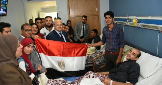 رئيس جامعة القاهرة يزور مصابى العملية الإرهابية بالواحات من رجال الشرطة