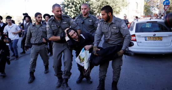 بالصور.. الشرطة الإسرائيلية تسحل متظاهرين خلال احتجاجات ضد التجنيد الإجبارى