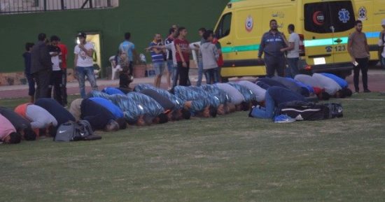 بالصور.. صلاة المغرب تجمع لاعبى طنطا والمقاصة عقب التعادل بثلاثية