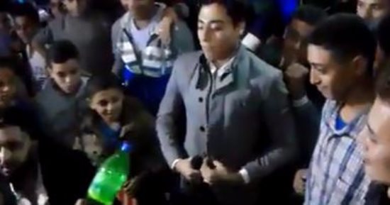 بالفيديو.. أكرم توفيق يقلد "رفاعى الدسوقى" فى فرح شعبى 