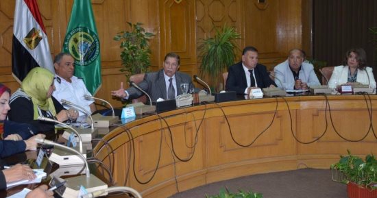محافظ الإسماعيلية يطالب بتفعيل دور الرائدات الريفيات لمواجهة الزيادة السكانية