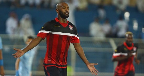 شيكابالا يتلقى التهنئة من جهاز المنتخب واللاعبين بعد هدفه فى غانا