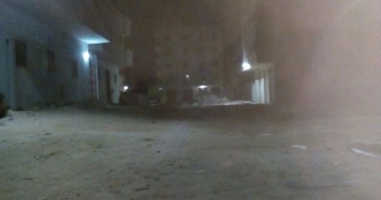 سكان شارع السنتر الليبى فى الغردقة يشكون من رفع صناديق القمامة