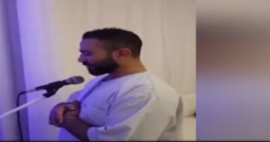 بالفيديو.. أحمد سعد يصلى القيام بعد زواجه بسمية الخشاب