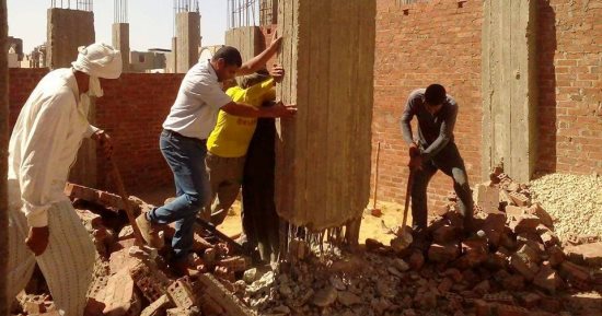 بالصور.. محافظ سوهاج : تنفيذ 15 قرارات إزالة لمباني مخالفة بحى شرق
