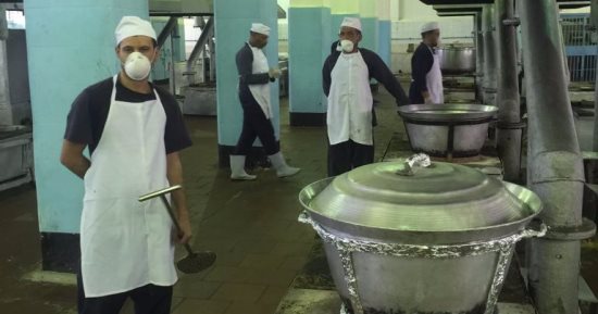 لحوم وخضروات في مطبخ السجون.. هنا تجهيز "جراية" النزلاء خلف الأسوار