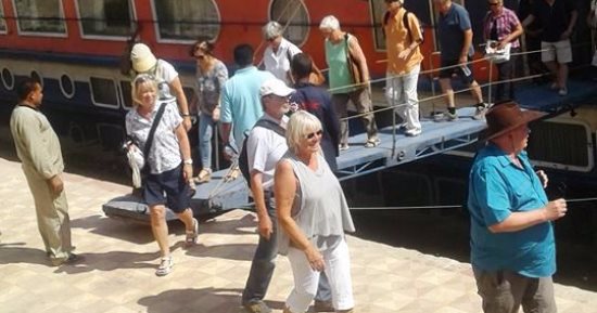 بالصور.. محافظ سوهاج يعلن وصول فوج سياحى متعدد الجنسيات لزيارة أبيدوس