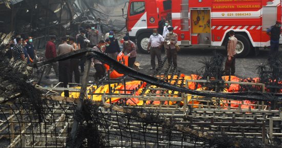 بالصور.. ارتفاع حصيلة ضحايا انفجار مصنع الألعاب النارية فى إندونيسيا إلى 47 قتيلا