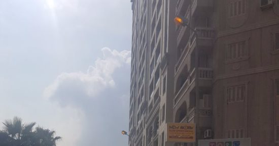 قارئ يرصد أعمدة الكهرباء مضاءة نهارًا فى شارع ألبرت الأول بسموحة