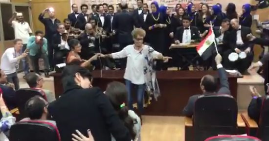 بالفيديو .. وصلة رقص لشعراء أجانب على "حلوة بلادى السمرة" بمهرجان طنطا للشعر