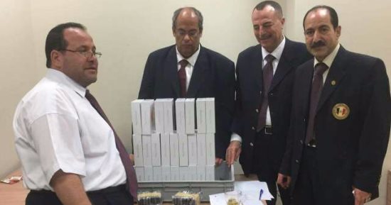 بالصور.. ضبط راكب بمطار القاهرة حاول تهريب آى فون وساعتين بـ400 ألف جنيه