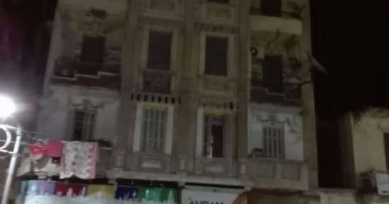 سكان عقار آيل للسقوط يطالبون محافظة الدقهلية بهدمه: "خطر على 45 مواطنًا"