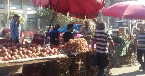 بالصور.. شوارع دمياط رهينة فى أيدى الباعة الجائلين