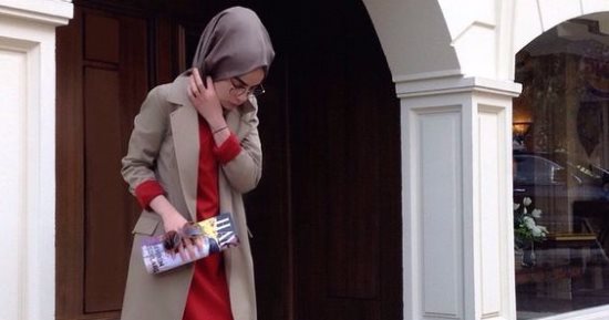 الفساتين مش بس فى الصيف.. 4 إطلالات محتشمة للمحجبات فى الشتاء