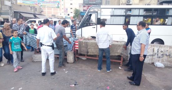 بالصور .. حملة إزالة اشغالات للباعة الجائلين بحى شرق و المنتزة أول