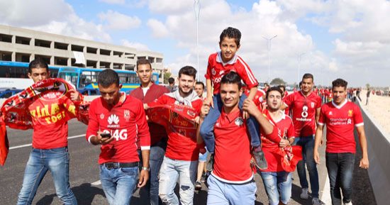 بالفيديو.. مشجع "نص أهلى ونص زمالك" يؤازر المارد الأحمر أمام الوداد